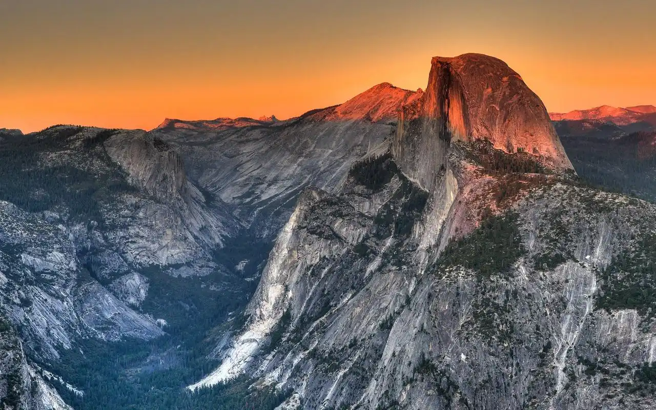 雄伟壮观的高山风光桌面壁纸