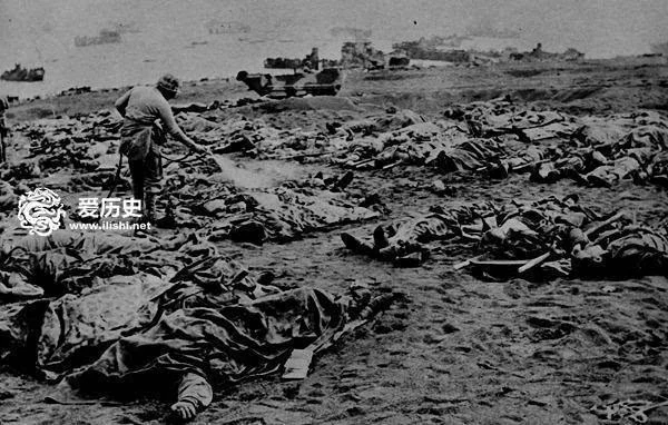 硫磺岛上日军自杀冲锋后的遗照几乎全部玉碎阵亡