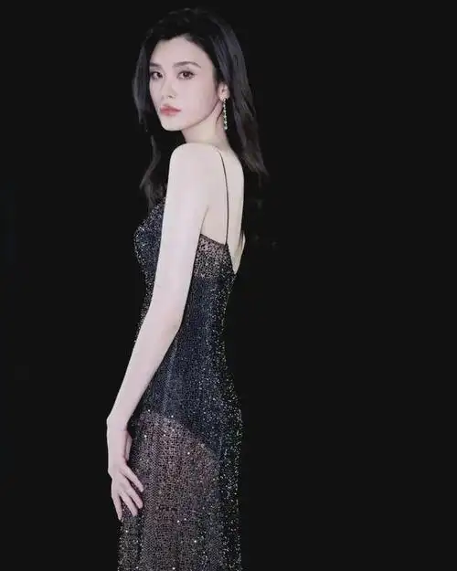 奚梦瑶黑色透视长裙惊艳亮相,诠释时尚与魅力的完美结合|超模|模特