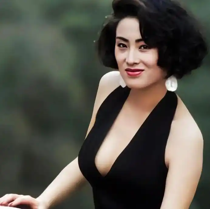 港片女神张敏55岁暴瘦!罕见露面,与小男友相伴,身后别墅引猜测