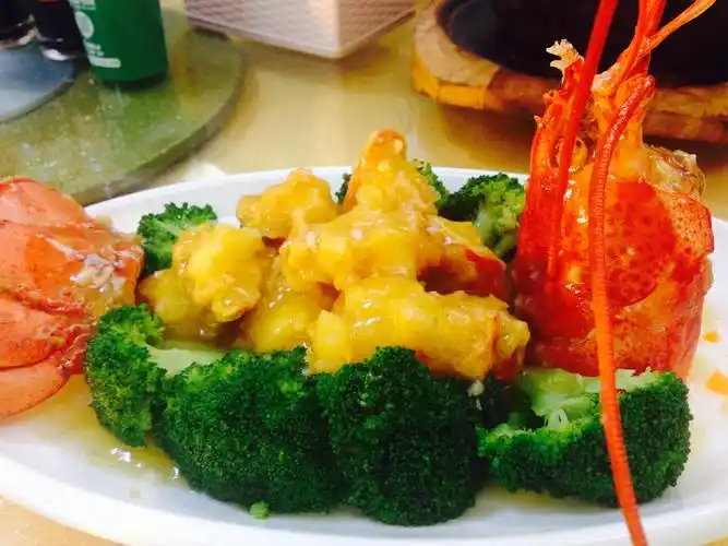 龙虾煮粥,大块的肉用上汤焗,充分用好龙虾.龙虾两吃