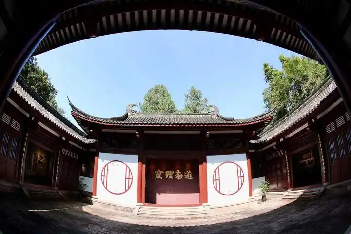 武夷山朱熹园武夷精舍(6月6日摄)武夷山朱熹园朱熹雕像(6月6日摄)游客