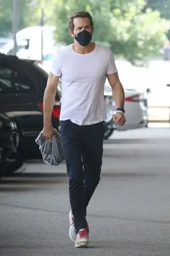 小贱贱的状态保养得很好,手臂上都是肌肉,胸肌几乎快把t恤撑破了,小腹