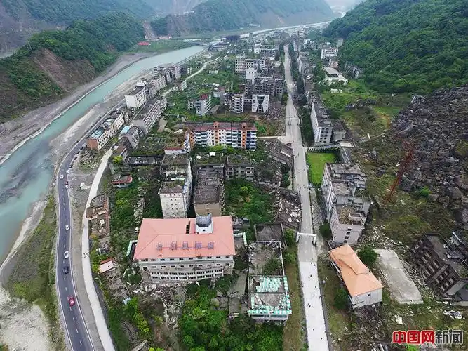 航拍北川老县城地震遗址和北川新县城