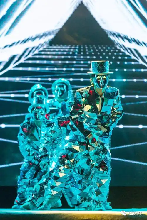 舞蹈表演者: 金志文,陈乃杰,吕嘉阳,张龙,王光硕,施诚舞蹈《镜面人》