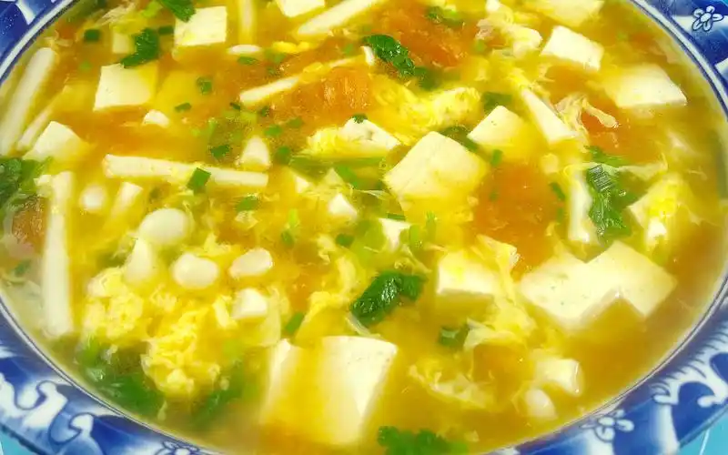 番茄豆腐鸡蛋汤的家常做法,汤鲜味美营养丰富,一碗不够喝