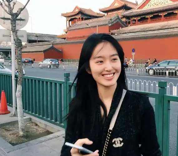 并且和周冬雨,古力娜扎成为了同班同学