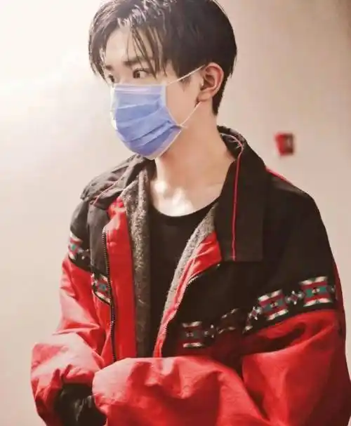 原创有种邋遢叫易烊千玺湿发造型走机场不料却帅出新高度