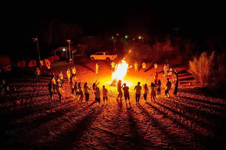 活动期间,参赛者们在中途营地举行了篝火晚会,载歌载舞,展现了内蒙古