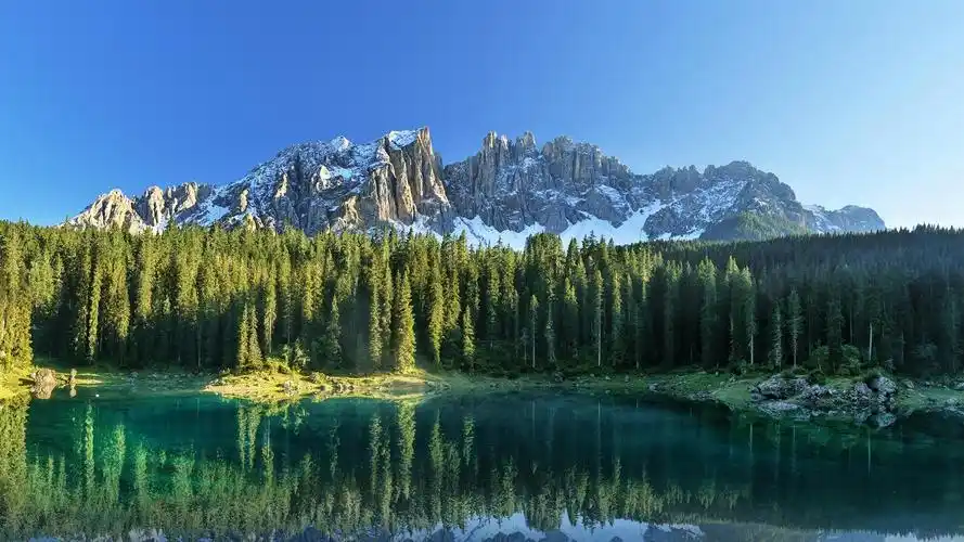 水天一色的山水自然风光