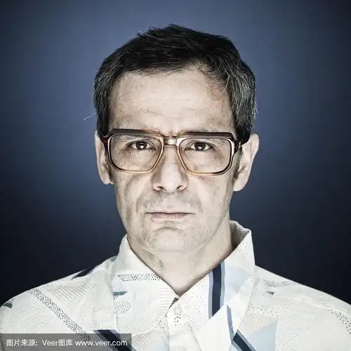 一个严肃的戴着书呆子眼镜的中年男人的肖像