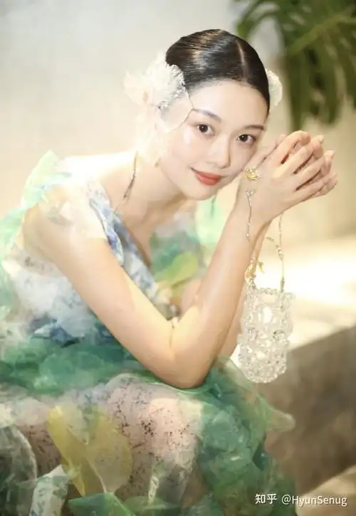 网红晚晚综艺首秀暴露真实长相,笑容憨厚脸肿被吐槽像刚出炉的白面