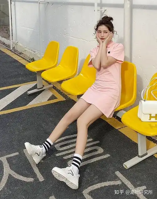 厚底小白鞋小白鞋 袜子我们再来康康袜子和小白鞋的搭配,原则就是集美