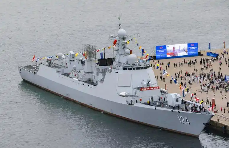 4月22日,青岛,导弹驱逐舰开封舰.