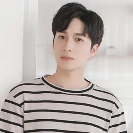 男生额头不高夏季流行的帅气短发发型   清爽帅气刘海上扬男生短发