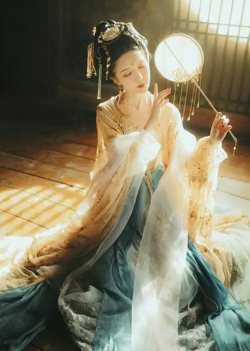 千秋无绝色悦目是佳人倾国倾城貌惊为天下人古风汉服真人女头乛凤倾颜