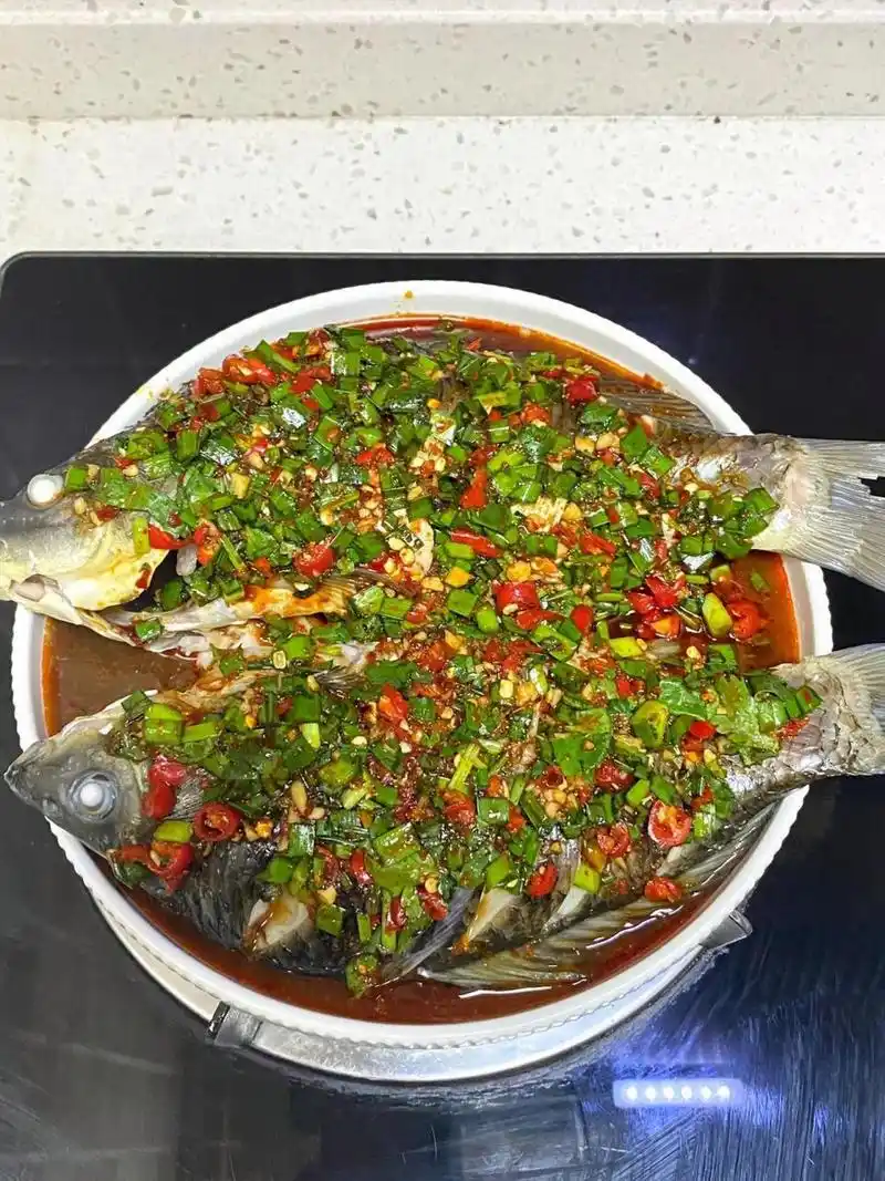 凉拌鲫鱼真的好好吃,适合偏重口味的哟,辣椒比较多,喜欢吃鱼的朋友们