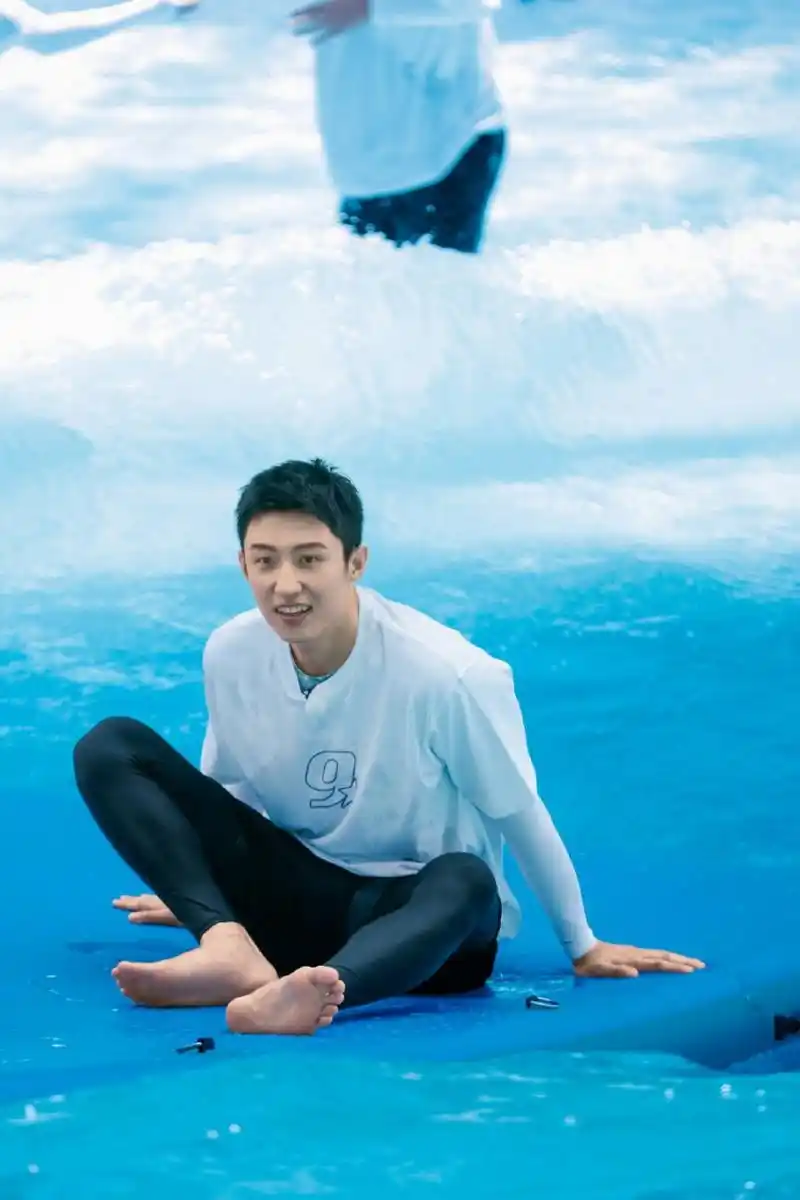 鸡条上一季贾乃亮说黄景瑜像杜宾,成,他还真养了一只杜宾,名字叫"火锅