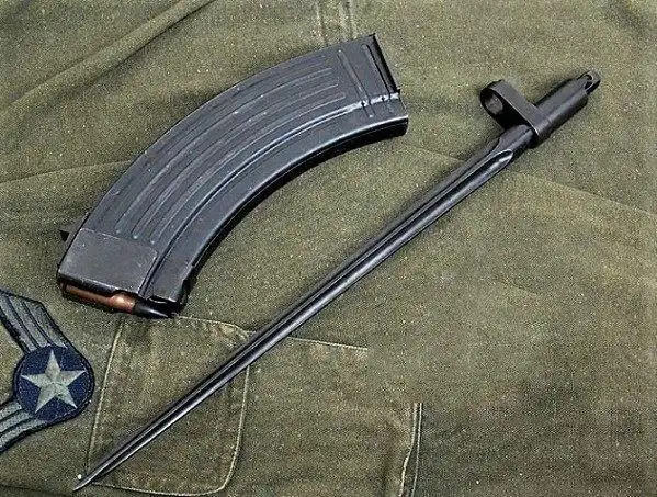 图为53式黑四棱军刺