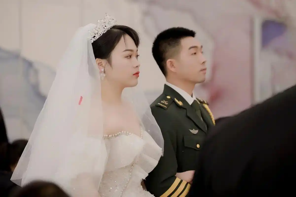 有种爱情,叫做军婚,有种身份叫做军嫂,用爱托起军人的情,用心 - 抖音