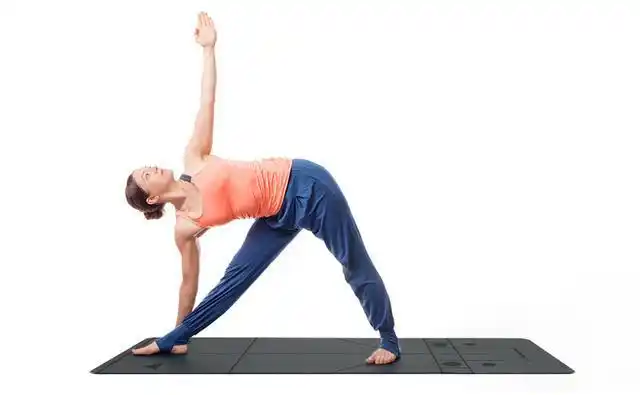 学习三角转动式瑜伽动作简易方式易错方向以及动作教程