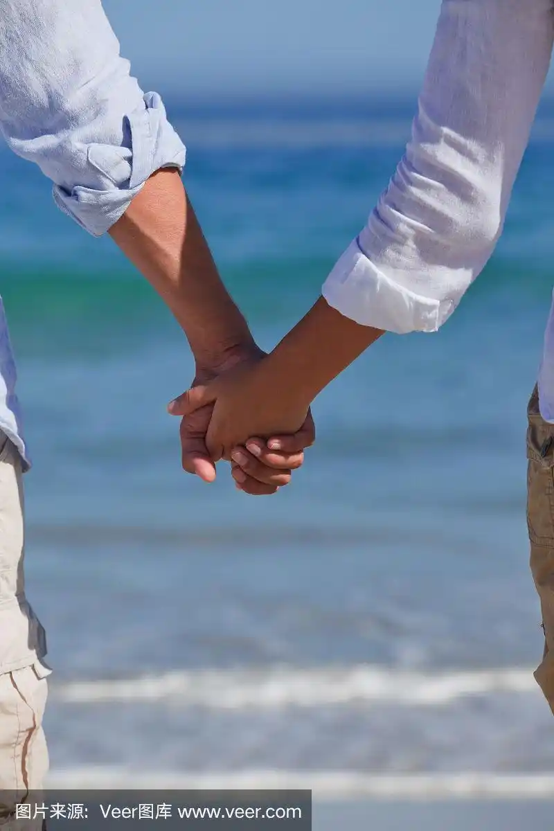 一对看海的情侣