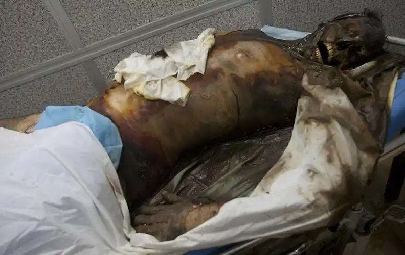 "七夕"接吻大赛举行 姿势雷人 杭州半裸男手持双刀超市砍人 重庆"白富