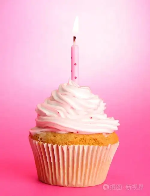 美味的生日蛋糕的蜡烛,粉红色的背景上