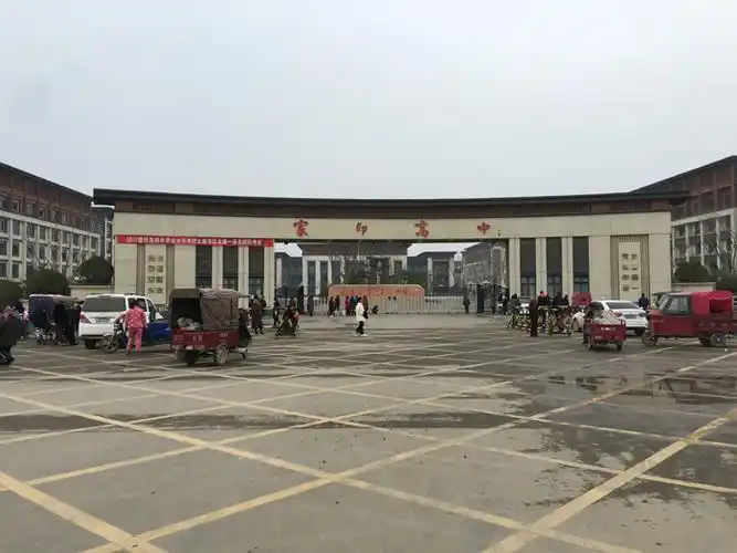 许家印省亲背后:县政府抢修道路 冬夜在路旁种植绿化