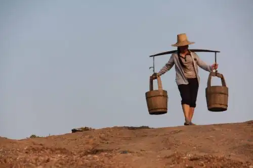 比如在农村地区常见的挑扁担,无论是挑麦子,挑水稻,还是挑煤,都是重