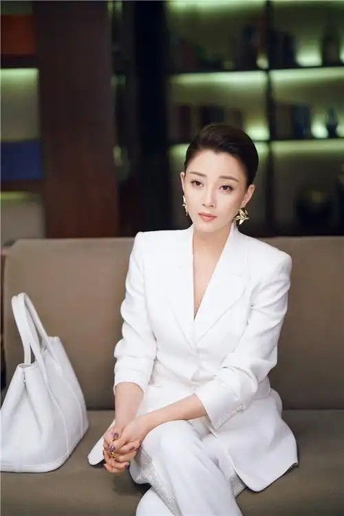 正青春节奏紧凑现波澜殷桃诠释职场女性力量