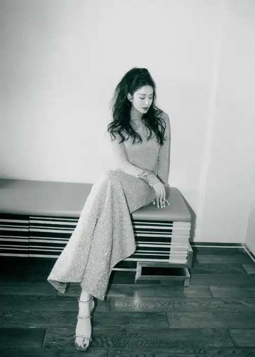 女神范十足!杨采钰穿金色礼服勾勒身材