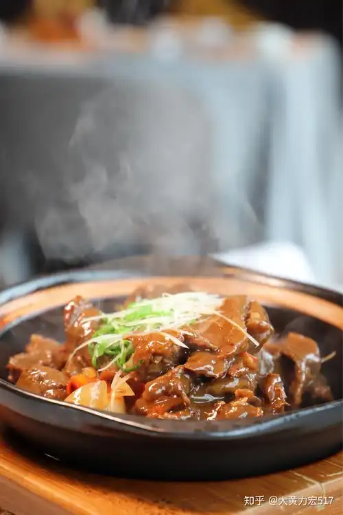 飘飘欲仙地被端上了桌儿,燕窝杏仁露搭配芒果丁儿回味无穷砂锅牛筋肉