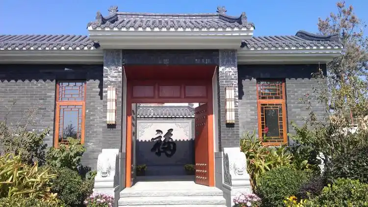 一个标准的北京四合院,这是大门