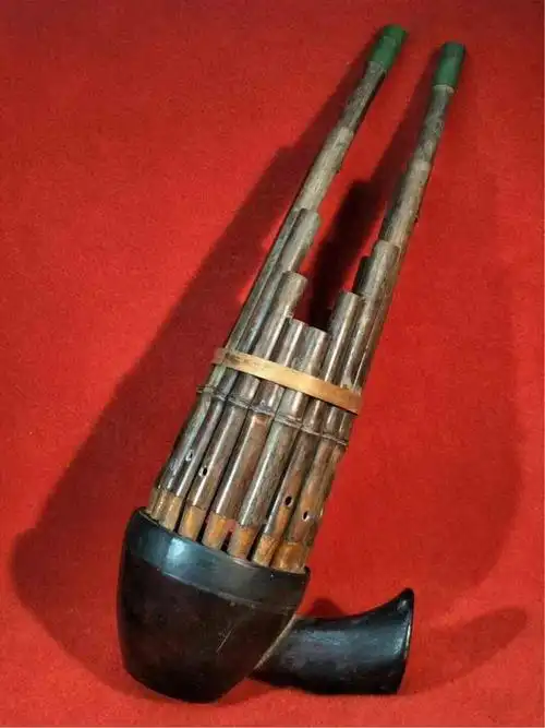 竽,形态像笙而比笙大,故被视为大笙,在八音系统中属竹,吹奏乐器,最早