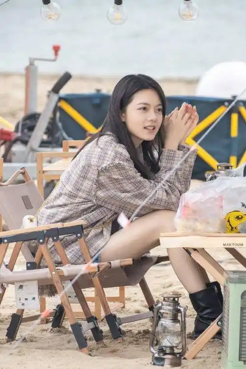 氛围感美女赵今麦白色系写真大片曝光在湖边撑伞好像仙女下凡