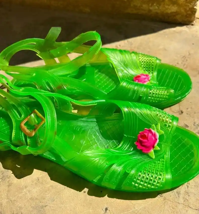 农村小时候必备的凉鞋,你穿过吗?