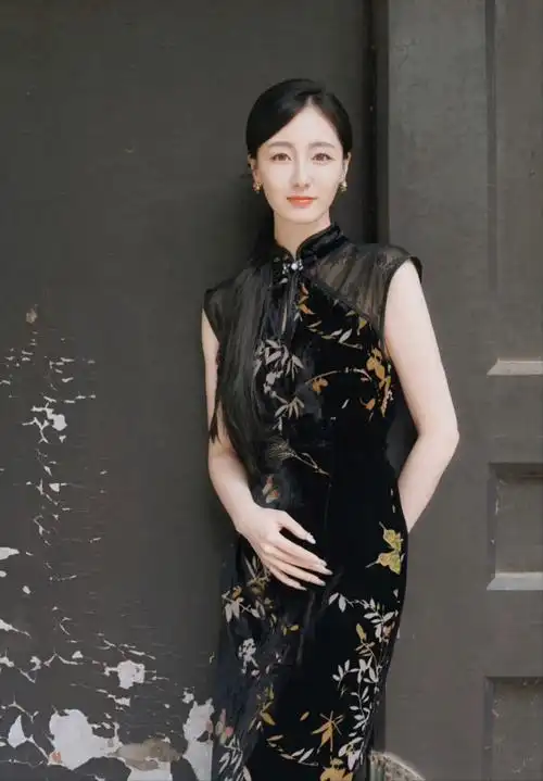 《孤舟》中女演员的旗袍装,王玉雯养眼,陈都灵惊艳了时光