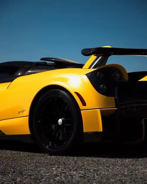 帕加尼huayra roadsterbc 黄色敞篷车就该蓝天配大海 摄于2024