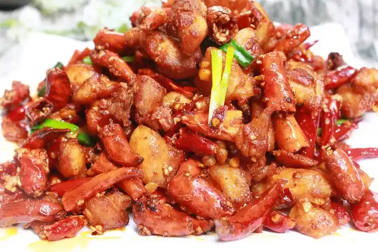 主要食材:兔肉 干辣椒 花椒 芝麻 淀粉推荐食谱【辣子兔】兔肉是非常