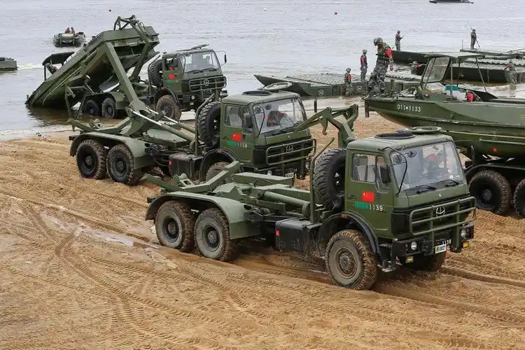 解放军重型舟桥装备在水上变形