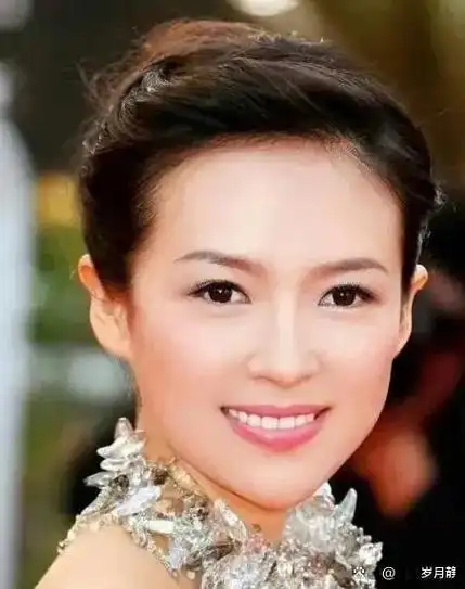 细看她和孙俪等人的合照,就