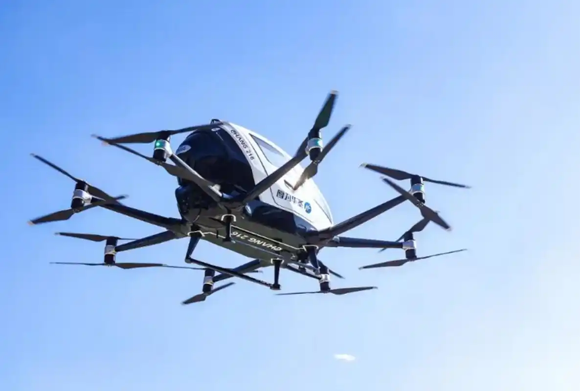 eh216-s型无人驾驶载人飞行器展示空中轻盈翱翔