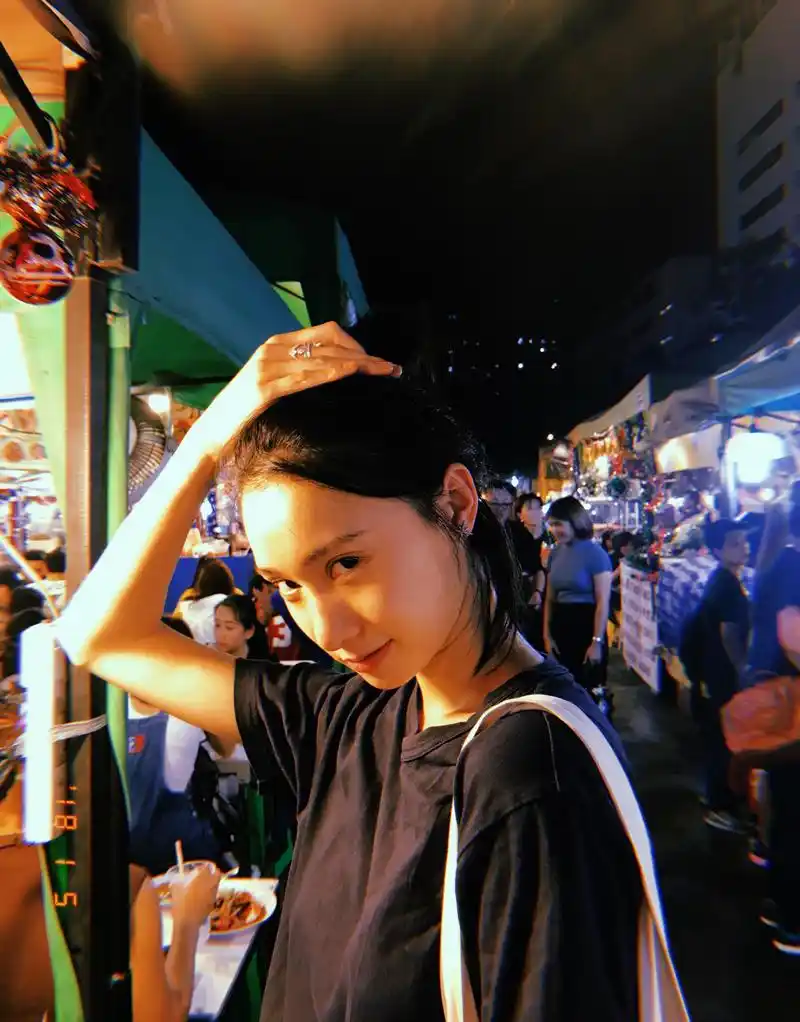 常仕欣素颜街拍曝光 戏内御姐戏外少女形象反差大