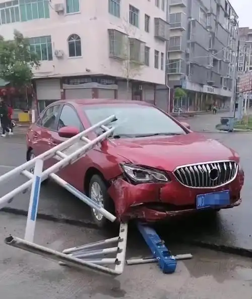 南部一小车失控,撞上护栏|路中央|摩托车|油门当刹车_网易订阅