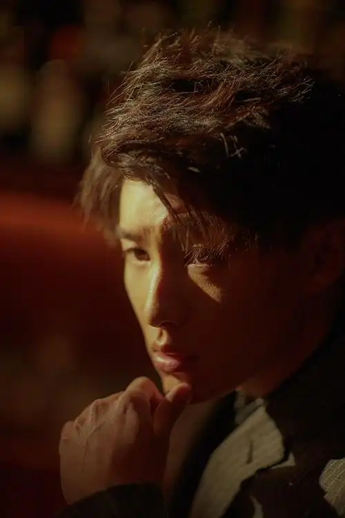 代旭曝出时尚写真 棱角分明尽显沉稳气息