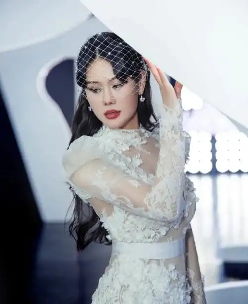 袁娅维连发22条微博#袁娅维花式宣传新专,各种搞笑表情包配新专该名