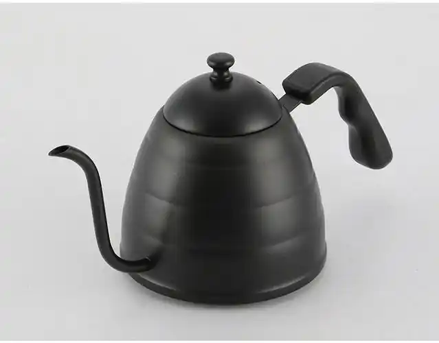 高品质的鹅颈水壶倒在滴咖啡壶上