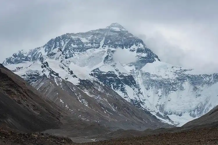 这是3月14日在西藏日喀则珠峰大本营拍摄的珠穆朗玛峰.