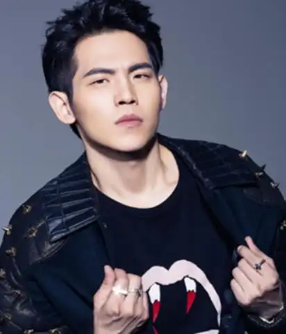 夏洛靠着抄袭穿越前周杰伦的歌红红火火,片中周董的扮演者周展翅还